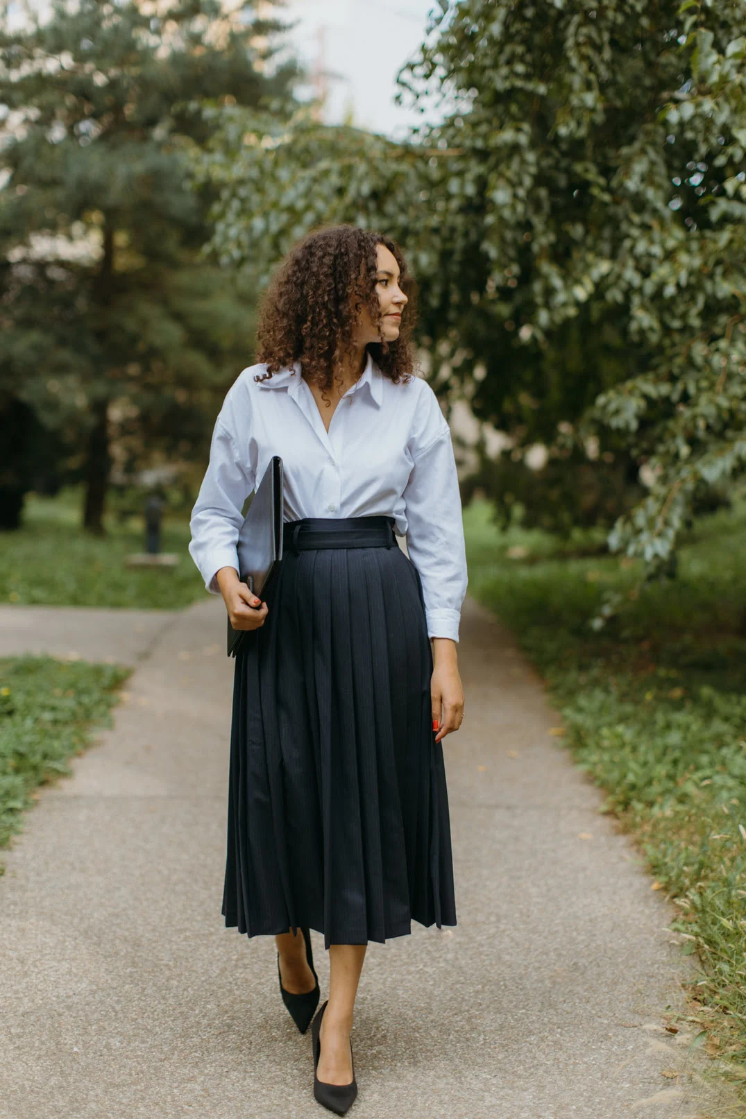 Steffy Barnavon, de profil, en train de marcher dans un parc
