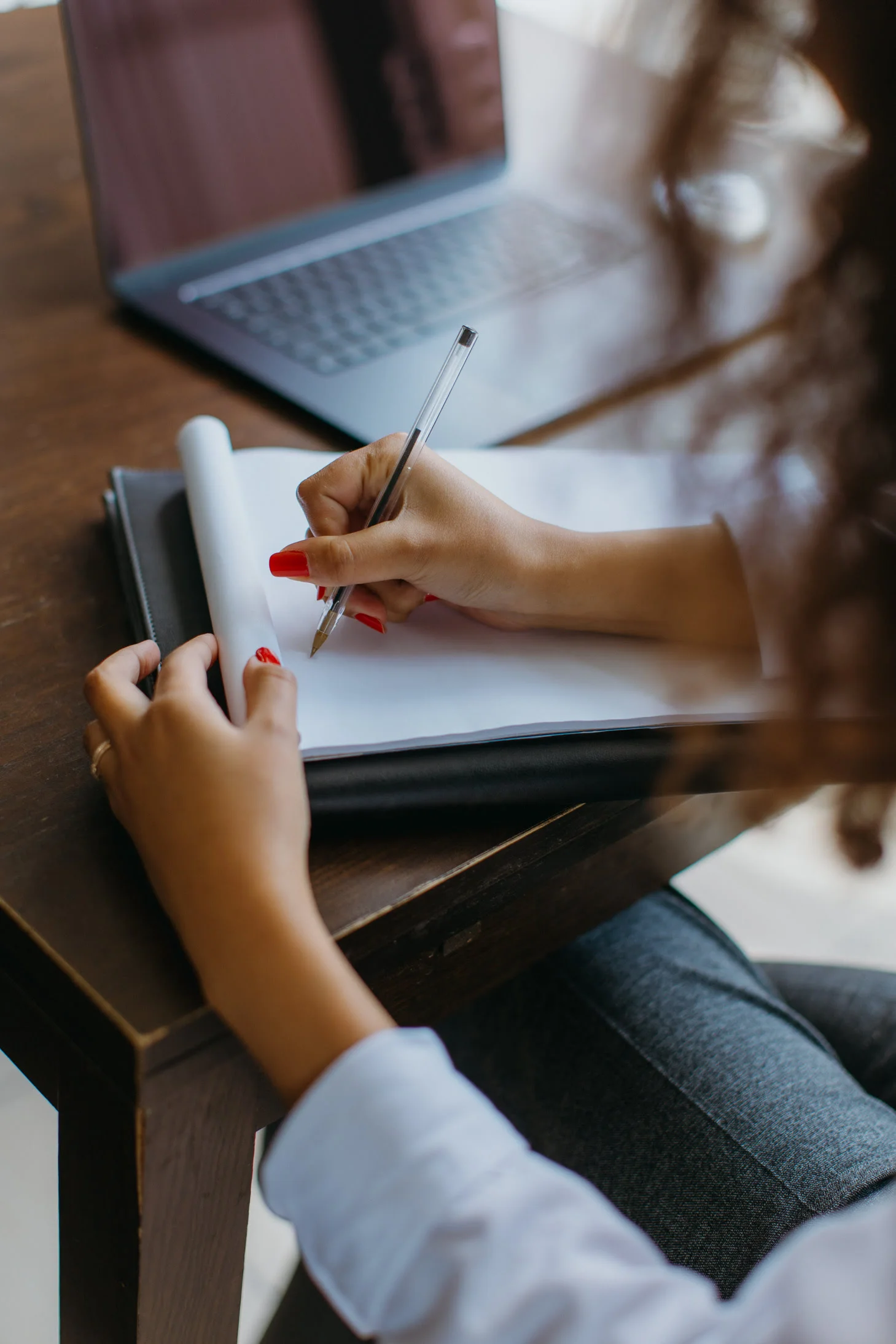 Photo de côté montrant Steffy Barnavon en train de rédiger un document écrit